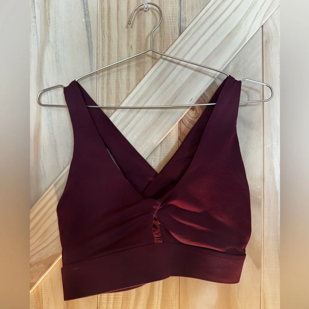 Fabletics Oasis Twist Medium Impact Sports Bra - Picture 1 of 5